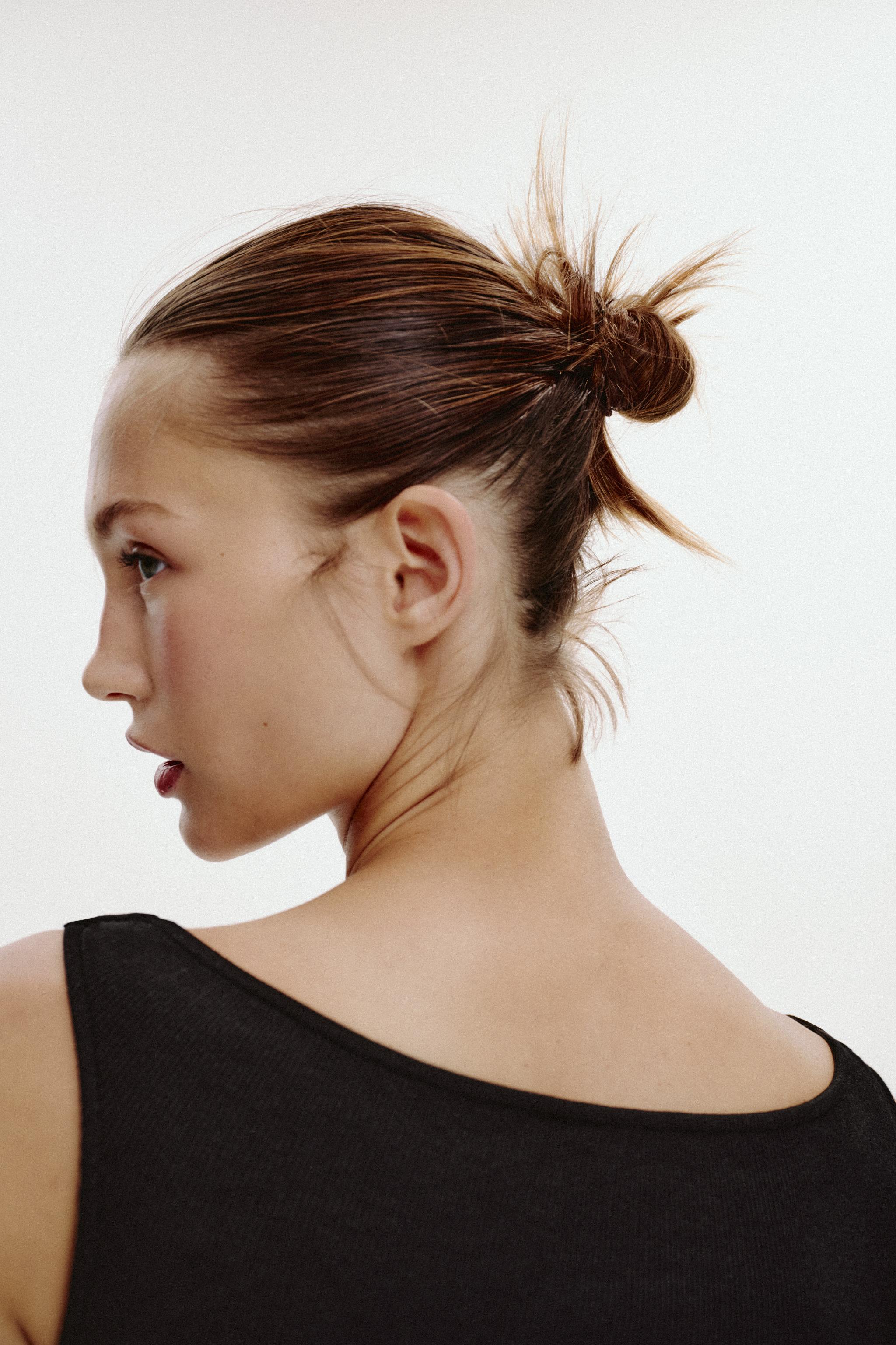 OFF-THE-SHOULDER RIBBED T-SHIRT